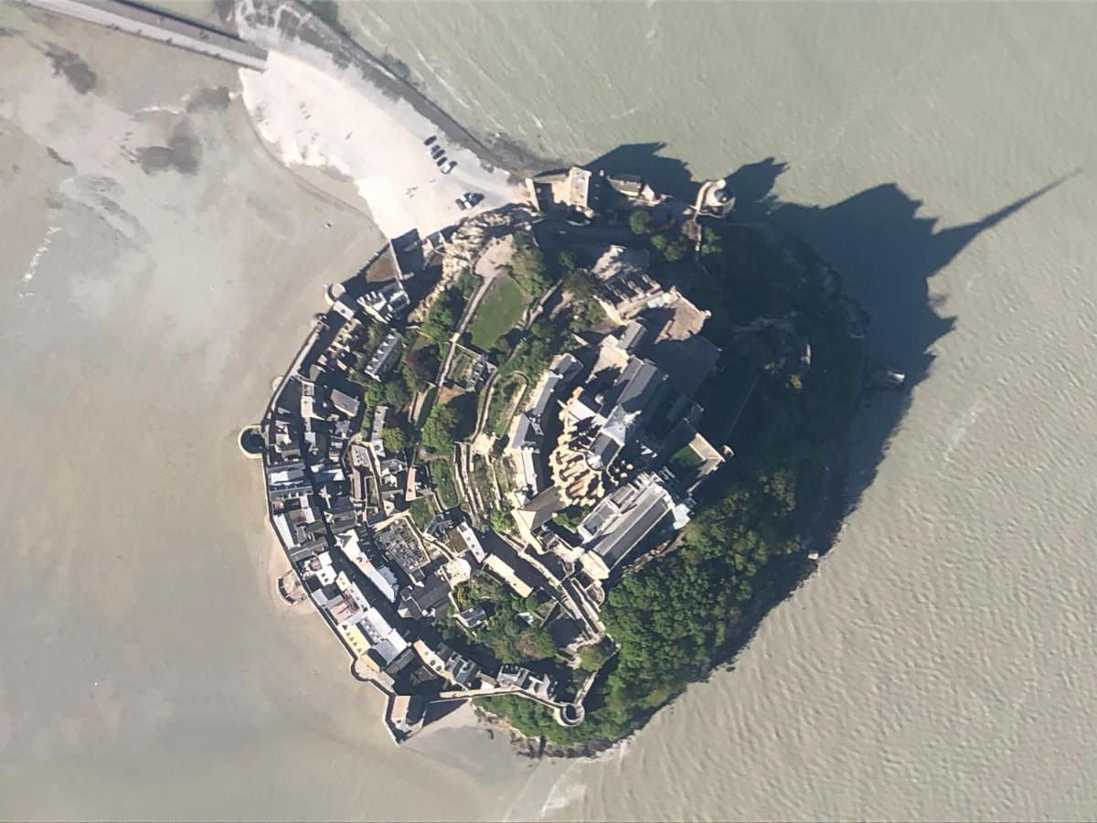 Hebergements Situes A 6 Kms Du Mont Saint Michel Tanis Exterior photo